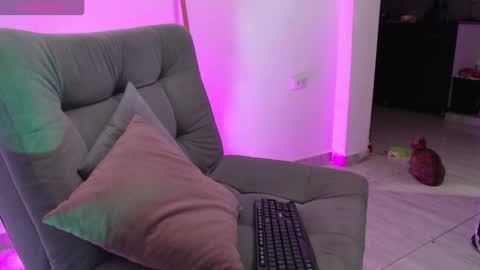 Isabella Hall online show from 01-13-26, 05:24