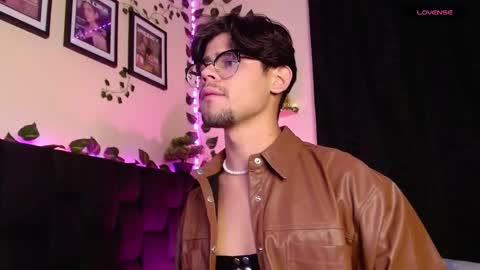 Snapshot of isaac_saenz chatting on 02-14-25, 10:14 Isaac Saenz. online show from 02-14-25, 10:14