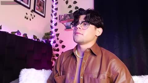 Snapshot of isaac_saenz chatting on 03-12-25, 11:01 Isaac Saenz. online show from 03-12-25, 11:01