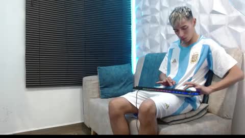 Snapshot of isaac_tan chatting on 09-20-25, 04:13 Isaac tan online show from 09-20-25, 04:13