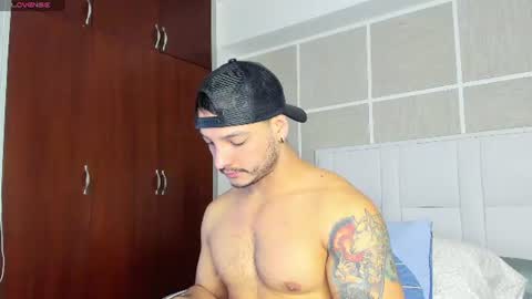 Snapshot of isaacs11 chatting on 07-09-26, 01:04 Isaac Surez online show from 07-09-26, 01:04
