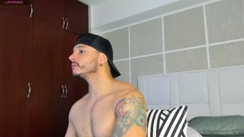 Snapshot of isaacs11 chatting on 07-12-26, 01:02 Isaac Surez online show from 07-12-26, 01:02