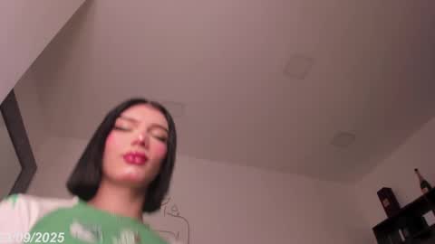 Snapshot of isabel_escorcia chatting on 09-23-25, 01:25 Isabel online show from 09-23-25, 01:25