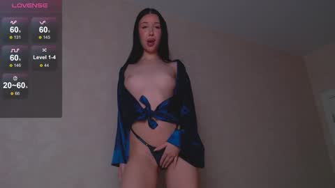 Snapshot of isabel_fontana chatting on 11-22-25, 01:10 Bella online show from 11-22-25, 01:10