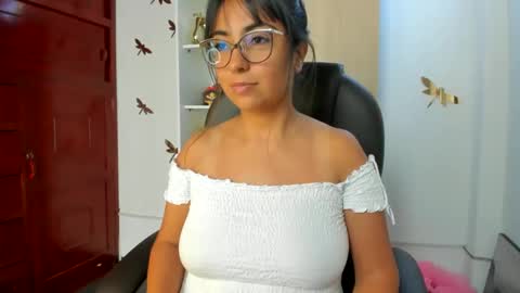 Isabella22 1 online show from 11-06-25, 07:15