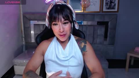 Snapshot of isabella_collen_v chatting on 10-15-25, 01:22 Hi Stream 800am to 200pm online show from 10-15-25, 01:22