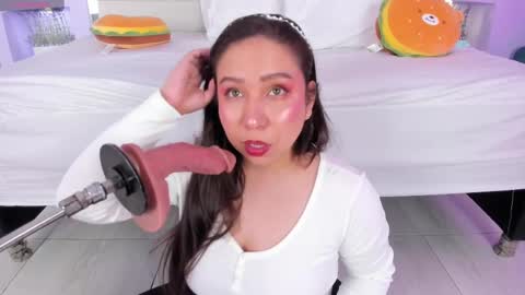 Snapshot of isabella_daniell chatting on 09-19-25, 03:52 Isa online show from 09-19-25, 03:52