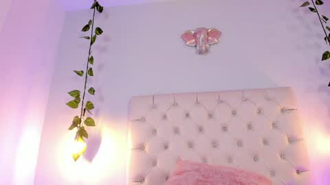 Snapshot of isabella_flowerss chatting on 01-16-25, 02:41 online show from 01-16-25, 02:41