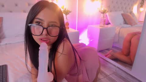 Snapshot of isabella_flowerss chatting on 02-05-25, 10:12 online show from 02-05-25, 10:12