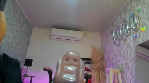 Snapshot of isabellaa23 chatting on 11-24-25, 12:27 isabellaa23 online show from 11-24-25, 12:27