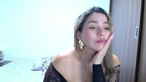 Snapshot of isabellaa_smith03 chatting on 05-23-26, 01:00 isabellaa_smith03 online show from 05-23-26, 01:00