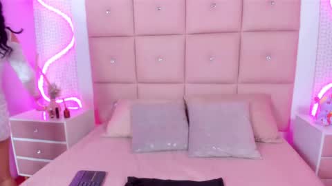Snapshot of isabellapedraza chatting on 05-15-26, 12:01 Isabel online show from 05-15-26, 12:01