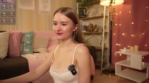 Snapshot of isabellatorrance chatting on 10-06-25, 04:32 Bella online show from 10-06-25, 04:32