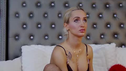 Snapshot of isabelleethan chatting on 02-17-25, 02:31 IsabelleEthan online show from 02-17-25, 02:31