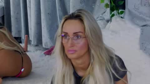 Snapshot of isabelleethan chatting on 11-17-25, 02:17 IsabelleEthan online show from 11-17-25, 02:17