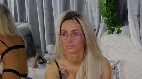 Snapshot of isabelleethan chatting on 12-14-25, 02:17 IsabelleEthan online show from 12-14-25, 02:17