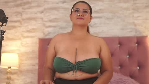 Snapshot of isabellmendez_ chatting on 01-15-25, 07:23 IsabellMendez online show from 01-15-25, 07:23