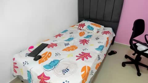 Snapshot of isaemm_ chatting on 12-18-24, 11:08 Isaemm online show from 12-18-24, 11:08