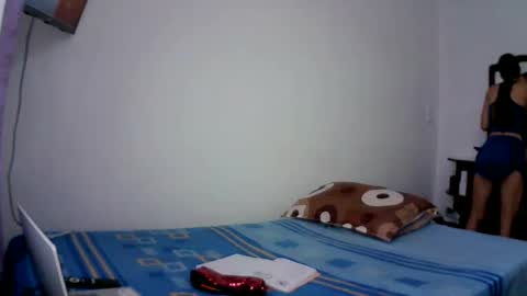 Snapshot of isis_pink chatting on 01-05-25, 04:59 Alaya online show from 01-05-25, 04:59