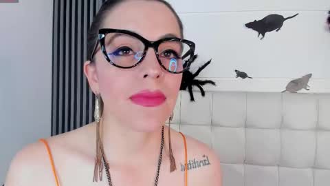 Isis Noir online show from 10-11-25, 07:01