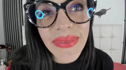 Isis Noir online show from 10-30-25, 07:14