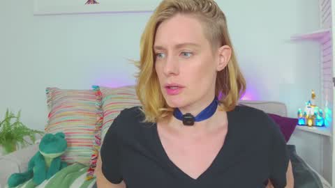 Snapshot of island_peach chatting on 09-18-25, 02:52 Lou Peaches online show from 09-18-25, 02:52