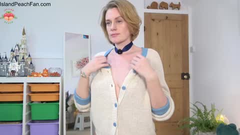 Snapshot of island_peach chatting on 10-12-25, 01:10 Lou Peaches online show from 10-12-25, 01:10