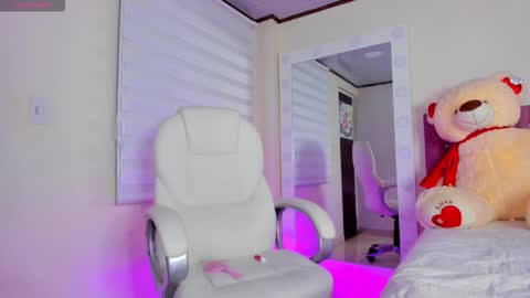 Snapshot of issabellarodriguez chatting on 12-15-25, 08:40 Isa online show from 12-15-25, 08:40