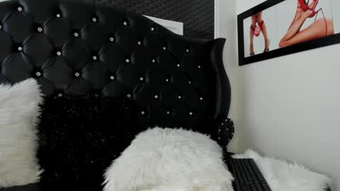 issadorajames online show from 01-18-25, 04:21