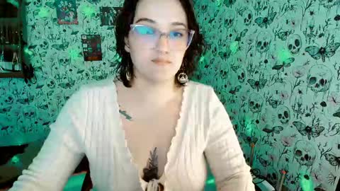 Snapshot of issis_demon chatting on 05-03-26, 12:49 Yiz online show from 05-03-26, 12:49