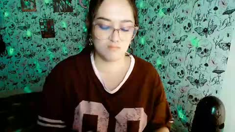 Snapshot of issis_demon chatting on 05-10-26, 02:28 Yiz online show from 05-10-26, 02:28