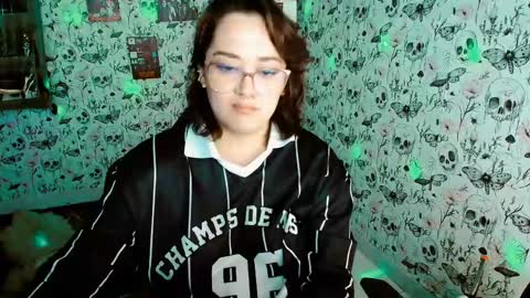 Snapshot of issis_demon chatting on 05-15-26, 10:50 Yiz online show from 05-15-26, 10:50