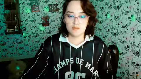 Snapshot of issis_demon chatting on 05-15-26, 11:23 Yiz online show from 05-15-26, 11:23