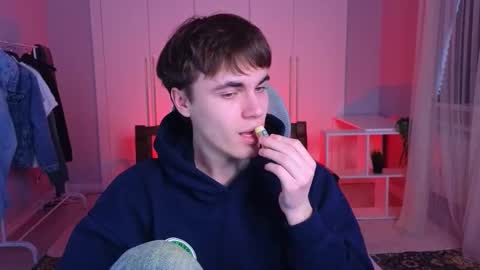 Snapshot of istairee chatting on 02-27-25, 10:26 Maks online show from 02-27-25, 10:26