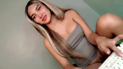 Snapshot of its_me_arabella chatting on 01-25-25, 11:44 Bella online show from 01-25-25, 11:44