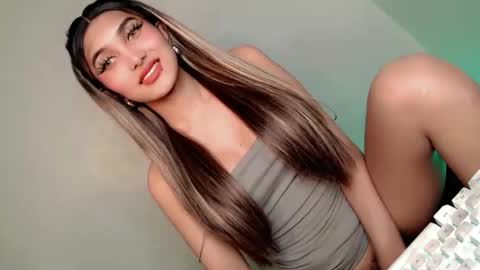 Snapshot of its_me_arabella chatting on 02-15-25, 05:09 Bella online show from 02-15-25, 05:09