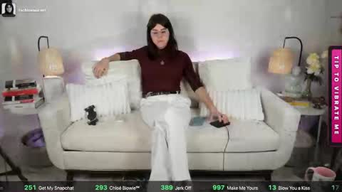 Snapshot of itschloelaurent chatting on 05-25-26, 03:45 itschloelaurent online show from 05-25-26, 03:45