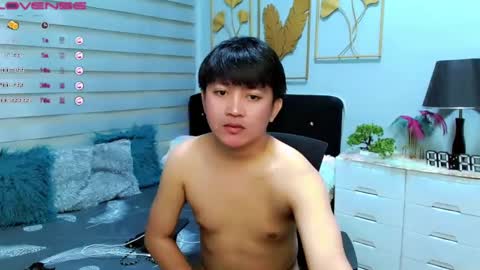 Snapshot of itsme_berniexx chatting on 12-28-24, 11:37 ask me online show from 12-28-24, 11:37