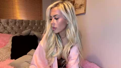 Lola online show from 03-26-26, 08:03