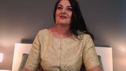 Snapshot of itsyourlady chatting on 05-17-26, 09:17 Melissa Khaan online show from 05-17-26, 09:17