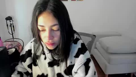 Itziar  online show from 10-31-25, 03:57