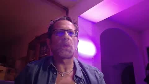 Snapshot of ivariello chatting on 01-08-26, 08:55 yves online show from 01-08-26, 08:55