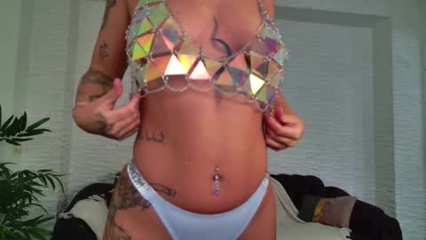 Snapshot of ivoryswan chatting on 10-21-25, 04:46 Celine online show from 10-21-25, 04:46