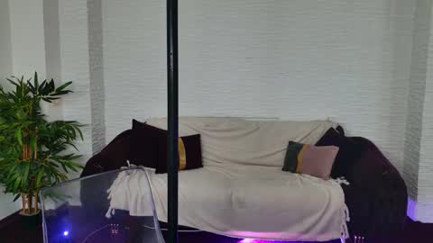 Snapshot of ivoryswan chatting on 10-22-25, 05:19 Celine online show from 10-22-25, 05:19