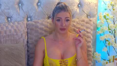 Snapshot of izabellle02 chatting on 05-31-26, 03:36 Izabella online show from 05-31-26, 03:36