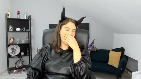 Snapshot of izzymonro chatting on 10-31-25, 09:16 Izzy online show from 10-31-25, 09:16