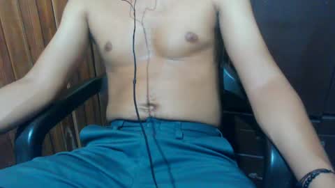Snapshot of j_castello chatting on 05-27-26, 04:31 J online show from 05-27-26, 04:31