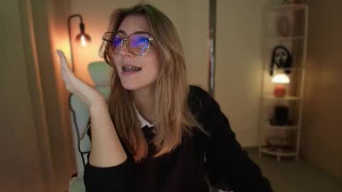 Linda Sofia help me get to 100 thumbs up online show from 12-01-25, 04:06