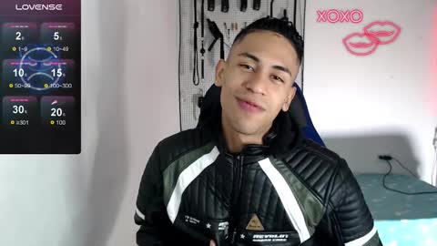 Snapshot of jacob_wolf_xxx chatting on 10-05-25, 04:44 jacob online show from 10-05-25, 04:44