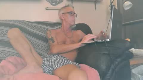 Snapshot of jah987654321 chatting on 10-26-25, 10:25 James online show from 10-26-25, 10:25